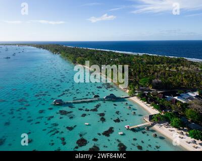 Vista aerea dell'Havaiki Lodge che mostra la laguna e l'oceano pacifico dell'atollo di Fakarava nella polinesia francese Foto Stock