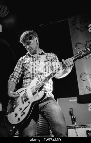 Graham Lambert suona la chitarra alla riunione Inspiral Carpets di Manchester al Band on the Wall il 7 giugno 2014 Foto Stock