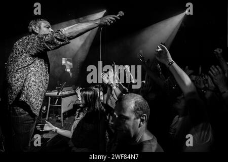 Stephen Holt, cantante degli Inspiral Carpets, si esibisce al loro ritorno di Manchester alla Band on the Wall il 7 giugno 2014 Foto Stock