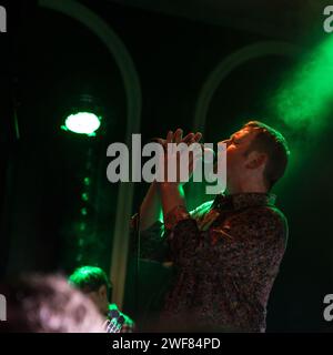 Stephen Holt, cantante degli Inspiral Carpets, si esibisce al loro ritorno di Manchester alla Band on the Wall il 7 giugno 2014 Foto Stock