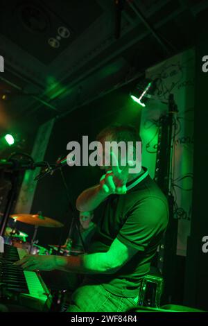 Clint Boon alle tastiere, dando il segno di pace alla telecamera alla riunione Inspiral Carpets di Manchester al Band on the Wall il 7 giugno 2014 Foto Stock