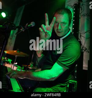 Clint Boon alle tastiere, dando il segno di pace alla telecamera alla riunione Inspiral Carpets di Manchester al Band on the Wall il 7 giugno 2014 Foto Stock