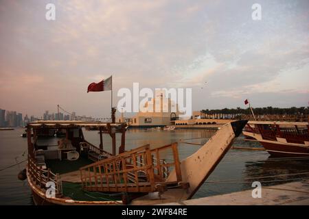 Bandiera del Qatar sulla barca in dhow a Doha Foto Stock