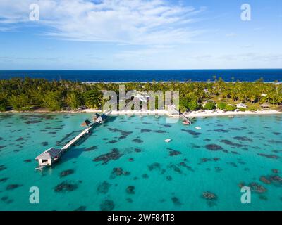 Vista aerea dell'Havaiki Lodge che mostra la laguna e l'oceano pacifico dell'atollo di Fakarava nella polinesia francese Foto Stock