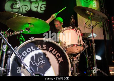 Craig Gill, batterista degli Inspiral Carpets, si esibisce al loro reunion Manchester Comeback al Band on the Wall il 7 giugno 2014 Foto Stock