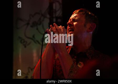 Stephen Holt, cantante degli Inspiral Carpets, si esibisce al loro ritorno di Manchester alla Band on the Wall il 7 giugno 2014 Foto Stock