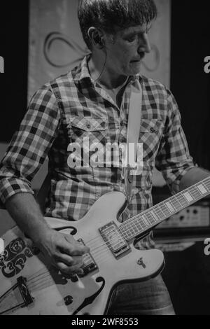 Graham Lambert suona la chitarra alla riunione Inspiral Carpets di Manchester al Band on the Wall il 7 giugno 2014 Foto Stock