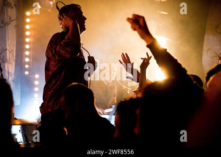 Stephen Holt, cantante degli Inspiral Carpets, si esibisce al loro ritorno di Manchester alla Band on the Wall il 7 giugno 2014 Foto Stock