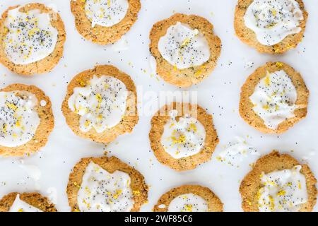 Vista dall'alto verso il basso dei biscotti fatti in casa a base di semi di limone su carta pergamena bianca. Foto Stock