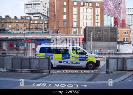 Londra, Regno Unito. 29 gennaio 2024. La polizia sulla scena dopo che una persona e' stata uccisa quando un autobus e' precipitato in una fermata fuori dalla stazione Victoria a Londra. Credito: Vuk Valcic/Alamy Live News Foto Stock