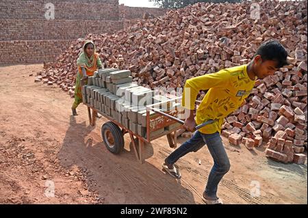 Dhaka, Dhaka, Bangladesh. 27 gennaio 2024. 28 gennaio 2024-Dacca, Bangladesh - Ritratto di un lavoro in muratura. Il mondo sta attraversando una rapida urbanizzazione e il Bangladesh non fa eccezione. Una tale rapida urbanizzazione genera una domanda massiccia di mattoni in quanto è uno degli ingredienti chiave per costruire strutture in cemento. Per rispondere a questa crescente esigenza, il numero di giacimenti di mattoni è aumentato a un ritmo allarmante in Bangladesh. La maggior parte di essi si svolgeva in terreni agricoli che causavano una riduzione della produzione agricola. Sappiamo che la combustione del carbone causa enormi emissioni di carbone Foto Stock