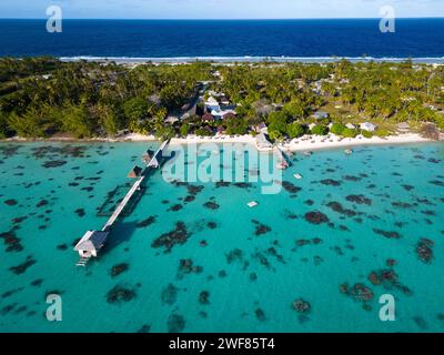 Vista aerea dell'Havaiki Lodge che mostra la laguna e l'oceano pacifico dell'atollo di Fakarava nella polinesia francese Foto Stock