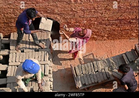 Dhaka, Dhaka, Bangladesh. 27 gennaio 2024. 28 gennaio 2024-Dacca, Bangladesh - Ritratto di un lavoro in muratura. Il mondo sta attraversando una rapida urbanizzazione e il Bangladesh non fa eccezione. Una tale rapida urbanizzazione genera una domanda massiccia di mattoni in quanto è uno degli ingredienti chiave per costruire strutture in cemento. Per rispondere a questa crescente esigenza, il numero di giacimenti di mattoni è aumentato a un ritmo allarmante in Bangladesh. La maggior parte di essi si svolgeva in terreni agricoli che causavano una riduzione della produzione agricola. Sappiamo che la combustione del carbone causa enormi emissioni di carbone Foto Stock