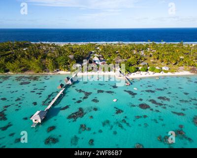 Vista aerea dell'Havaiki Lodge che mostra la laguna e l'oceano pacifico dell'atollo di Fakarava nella polinesia francese Foto Stock