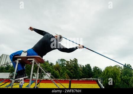 il giavellotto maschile per para atleta lancia nei campionati estivi di para atletica Foto Stock