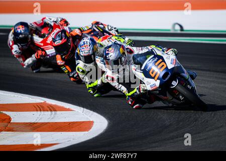 Momento della gara Moto3 al Gran Premio di Valencia, Spagna, novembre 2023, con il pilota olandese Collin Veijer in prima posizione Foto Stock