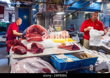 Mercato del pesce con tonno e pesce spada, Italia, Sicilia Foto Stock