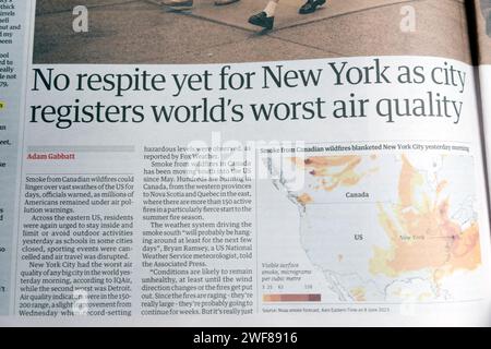 "Non c'è ancora tregua per New York in quanto la città registra la peggior qualità dell'aria del mondo" titolo del quotidiano Guardian Canada Wildfires articolo 10 giugno 2023 Londra Regno Unito Foto Stock