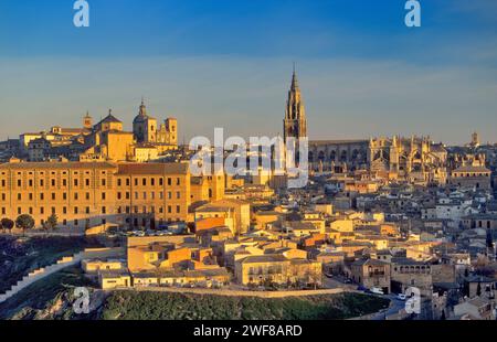 Vista di Toledo all'alba, cattedrale nel centro, da Circunvalacion Road, attraverso il fiume Tago, Spagna Foto Stock