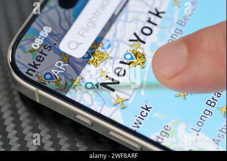 New York, USA - 24 gennaio 2024: Il traffico aereo nella città di New York su iphone 15 pro max vista ravvicinata dello schermo Foto Stock