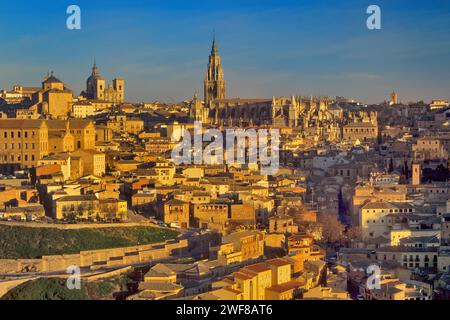 Vista di Toledo all'alba, cattedrale nel centro, da Circunvalacion Road, dall'altra parte del fiume Tago, Castilla-la Mancha, Spagna Foto Stock