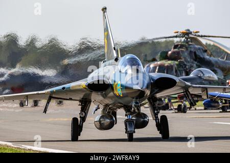 Ex caccia svedese Saab 35 Draken che rullava su Kleine-Brogel Airbase. Peer, Belgio - 8 settembre 2023 Foto Stock