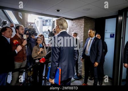 L'AIA - Geert Wilders (PVV) arriva per una conversazione con l'informatore Ronald Plasterk. I rappresentanti delle fazioni PVV, VVD, NSC e BBB negoziano la formazione del gabinetto. ANP ROBIN UTRECHT paesi bassi fuori - belgio fuori Foto Stock