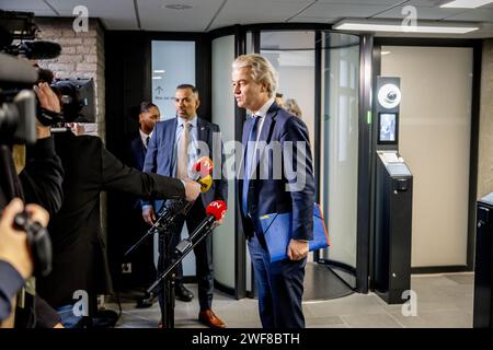 L'AIA - Geert Wilders (PVV) arriva per una conversazione con l'informatore Ronald Plasterk. I rappresentanti delle fazioni PVV, VVD, NSC e BBB negoziano la formazione del gabinetto. ANP ROBIN UTRECHT paesi bassi fuori - belgio fuori Foto Stock