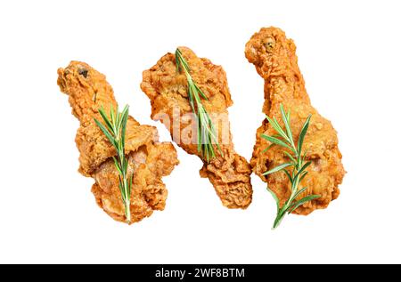 Cosce di pollo fritte speziate e impanate. Isolato su sfondo bianco. Vista dall'alto Foto Stock