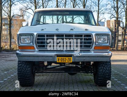 Schoonhoven, Paesi Bassi, 28.01.2024, Vista frontale del furgone retrò Ford F100 ranger del 1979 Foto Stock