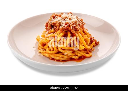 Spaghetti quadrati conditi con ragù di pomodoro rosso con carne e parmigiano grattugiato in un piatto bianco isolato su bianco con percorso di ritaglio Foto Stock