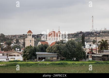 28 gennaio 2024, Pyla, Ammochostos (Famagosta, Cipro: Una chiesa ortodossa è vista, Pyla, Cipro, il 28 gennaio 2024. Pyla è l'unico villaggio misto di sinistra dove greco-ciprioti e turco-ciprioti vivono insieme e si trova all'interno della zona cuscinetto delle Nazioni Unite. (Immagine di credito: © Kostas Pikoulas/ZUMA Press Wire) SOLO USO EDITORIALE! Non per USO commerciale! Foto Stock