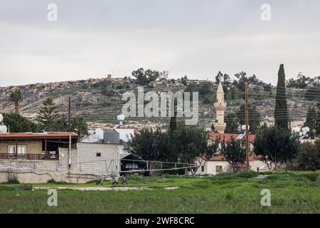 Pyla, Cipro. 28 gennaio 2024. Un minareto della moschea è stato visto, Pyla, Cipro, il 28 gennaio 2024. Pyla è l'unico villaggio misto di sinistra dove greco-ciprioti e turco-ciprioti vivono insieme e si trova all'interno della zona cuscinetto delle Nazioni Unite. (Foto di Kostas Pikoulas/Sipa USA). Credito: SIPA USA/Alamy Live News Foto Stock