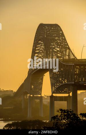 Bridge of the Americas attraversa l'ingresso del Pacifico al Canale di Panama, Panama, America centrale - foto stock Foto Stock