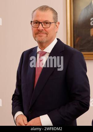 Rainer Dulger, Präsident der Bundesvereinigung der Deutschen Arbeitgeberverbände BDA, Deutschland, Berlino, Schloss Bellevue, Gespräch zum gesellschaftlichen Zusammenhalt in Deutschland mit Vertreterinnen und Vertretern von Wirtschaftsverbänden, dem Deutschen Gewerkschaftsbund sowie Unternehmen und Betriebsräten *** Rainer Dulger, presidente della Confederazione dei datori di lavoro tedeschi, Bevue, Germania, Bevue, Germania, Bevue, Germania, Germania, Germania discussione sulla coesione sociale in Germania con rappresentanti delle associazioni di imprese, della Confederazione sindacale tedesca, delle imprese e dei comitati aziendali Foto Stock