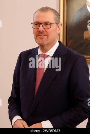 Rainer Dulger, Präsident der Bundesvereinigung der Deutschen Arbeitgeberverbände BDA, Deutschland, Berlino, Schloss Bellevue, Gespräch zum gesellschaftlichen Zusammenhalt in Deutschland mit Vertreterinnen und Vertretern von Wirtschaftsverbänden, dem Deutschen Gewerkschaftsbund sowie Unternehmen und Betriebsräten *** Rainer Dulger, presidente della Confederazione dei datori di lavoro tedeschi, Bevue, Germania, Bevue, Germania, Bevue, Germania, Germania, Germania discussione sulla coesione sociale in Germania con rappresentanti delle associazioni di imprese, della Confederazione sindacale tedesca, delle imprese e dei comitati aziendali Foto Stock