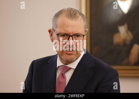 Rainer Dulger, Präsident der Bundesvereinigung der Deutschen Arbeitgeberverbände BDA, Deutschland, Berlino, Schloss Bellevue, Gespräch zum gesellschaftlichen Zusammenhalt in Deutschland mit Vertreterinnen und Vertretern von Wirtschaftsverbänden, dem Deutschen Gewerkschaftsbund sowie Unternehmen und Betriebsräten *** Rainer Dulger, presidente della Confederazione dei datori di lavoro tedeschi, Bevue, Germania, Bevue, Germania, Bevue, Germania, Germania, Germania discussione sulla coesione sociale in Germania con rappresentanti delle associazioni di imprese, della Confederazione sindacale tedesca, delle imprese e dei comitati aziendali Foto Stock