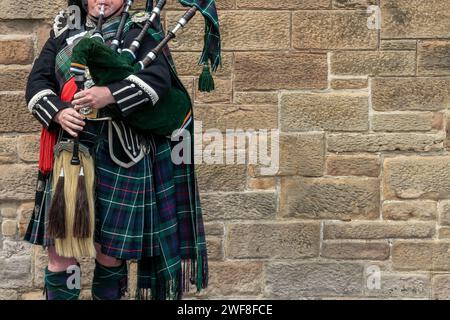 Bagpiper scozzese vestito in kilt tradizionale a Edimburgo, Scozia (con spazio per le copie) Foto Stock