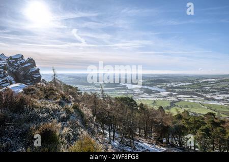 Vista panoramica invernale del bacino idrico di Tittesworth dal Roaches nel Peak District National Park, Regno Unito. Foto Stock