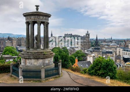 Vista aerea della città e del castello di Edimburgo con il monumento di Dugald Stewart in Scozia Foto Stock
