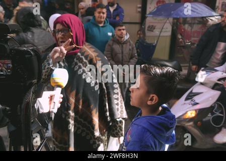 La gente manifesta al di fuori dell'Agenzia delle Nazioni Unite per il soccorso e l'occupazione dei rifugiati palestinesi nel vicino Oriente (UNRWA) nel campo palestinese di Shatila, Beirut, Libano, gennaio 29 2024. Insieme a Stati Uniti, Canada e Australia, anche Regno Unito, Germania, Italia, i Paesi Bassi, la Svizzera, la Finlandia e l'Austria hanno sospeso gli aiuti all'UNWRA, a causa delle accuse di Israele secondo cui alcuni dipendenti dell'agenzia erano coinvolti nell'attacco di Hamas del 7 ottobre 2023. L'UNRWA è il principale fornitore di aiuti umanitari per il popolo palestinese a Gaza. (Foto di Elisa Gestri/Sipa USA) Foto Stock