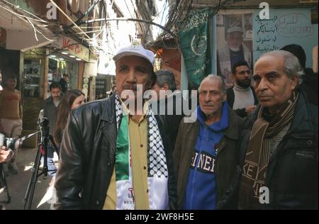 La gente manifesta al di fuori dell'Agenzia delle Nazioni Unite per il soccorso e l'occupazione dei rifugiati palestinesi nel vicino Oriente (UNRWA) nel campo palestinese di Shatila, Beirut, Libano, gennaio 29 2024. Insieme a Stati Uniti, Canada e Australia, anche Regno Unito, Germania, Italia, i Paesi Bassi, la Svizzera, la Finlandia e l'Austria hanno sospeso gli aiuti all'UNWRA, a causa delle accuse di Israele secondo cui alcuni dipendenti dell'agenzia erano coinvolti nell'attacco di Hamas del 7 ottobre 2023. L'UNRWA è il principale fornitore di aiuti umanitari per il popolo palestinese a Gaza. (Foto di Elisa Gestri/Sipa USA) Foto Stock