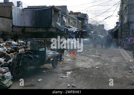 La gente manifesta al di fuori dell'Agenzia delle Nazioni Unite per il soccorso e l'occupazione dei rifugiati palestinesi nel vicino Oriente (UNRWA) nel campo palestinese di Shatila, Beirut, Libano, gennaio 29 2024. Insieme a Stati Uniti, Canada e Australia, anche Regno Unito, Germania, Italia, i Paesi Bassi, la Svizzera, la Finlandia e l'Austria hanno sospeso gli aiuti all'UNWRA, a causa delle accuse di Israele secondo cui alcuni dipendenti dell'agenzia erano coinvolti nell'attacco di Hamas del 7 ottobre 2023. L'UNRWA è il principale fornitore di aiuti umanitari per il popolo palestinese a Gaza. (Foto di Elisa Gestri/Sipa USA) Foto Stock