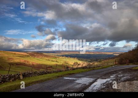 Vista a nord verso Wensleydale attraverso West Burton dalla strada a binario singolo per Walden nel North Yorkshire Foto Stock