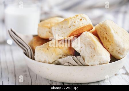 Deliziosi biscotti al burro appena sfornati o focaccine fatte da zero. Messa a fuoco selettiva con sfondo sfocato. Foto Stock