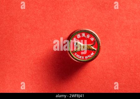 La vista frontale di un vecchio barattolo di balsamo tradizionale cinese contenente un'immagine di una tigre Foto Stock