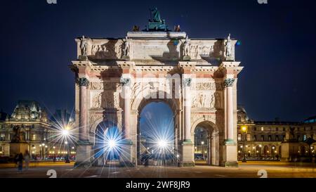 Lo skyline della città con l'Arco di Trionfo illuminato in una fredda serata Foto Stock