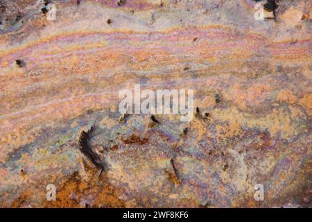 terra inquinata e colorata di un vecchio carrer Foto Stock