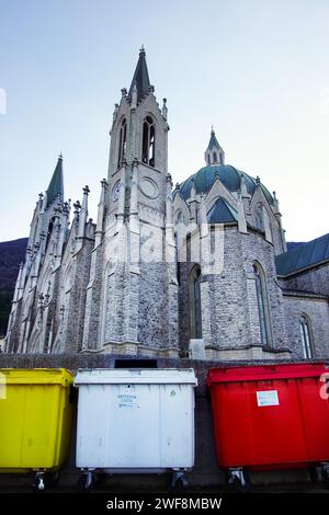 Castelpetroso - Molise - Basilica minore dell'Addolorata con contenitori per rifiuti in primo piano Foto Stock