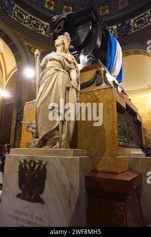 Una cappella nella Cattedrale metropolitana è il Mausoleo di San Martín e Milite Ignoto, opera dello scultore francese Louis-Robert Carrier-Belleuse. Foto Stock